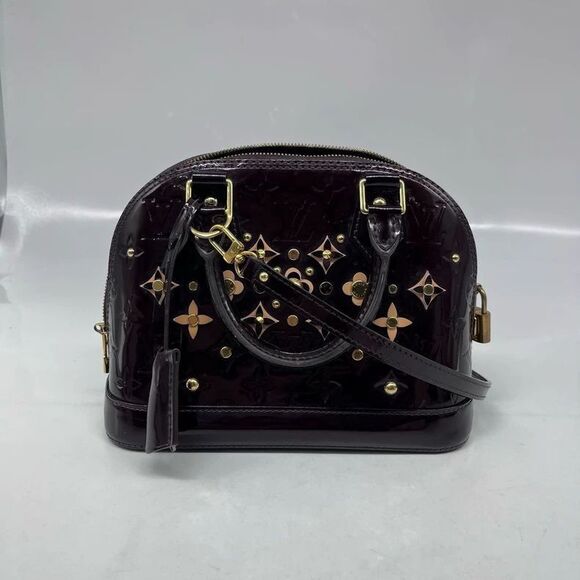 Louis Vuitton Handbags - Louis Vuitton Women Pre-Owned Bag Very Good Condition